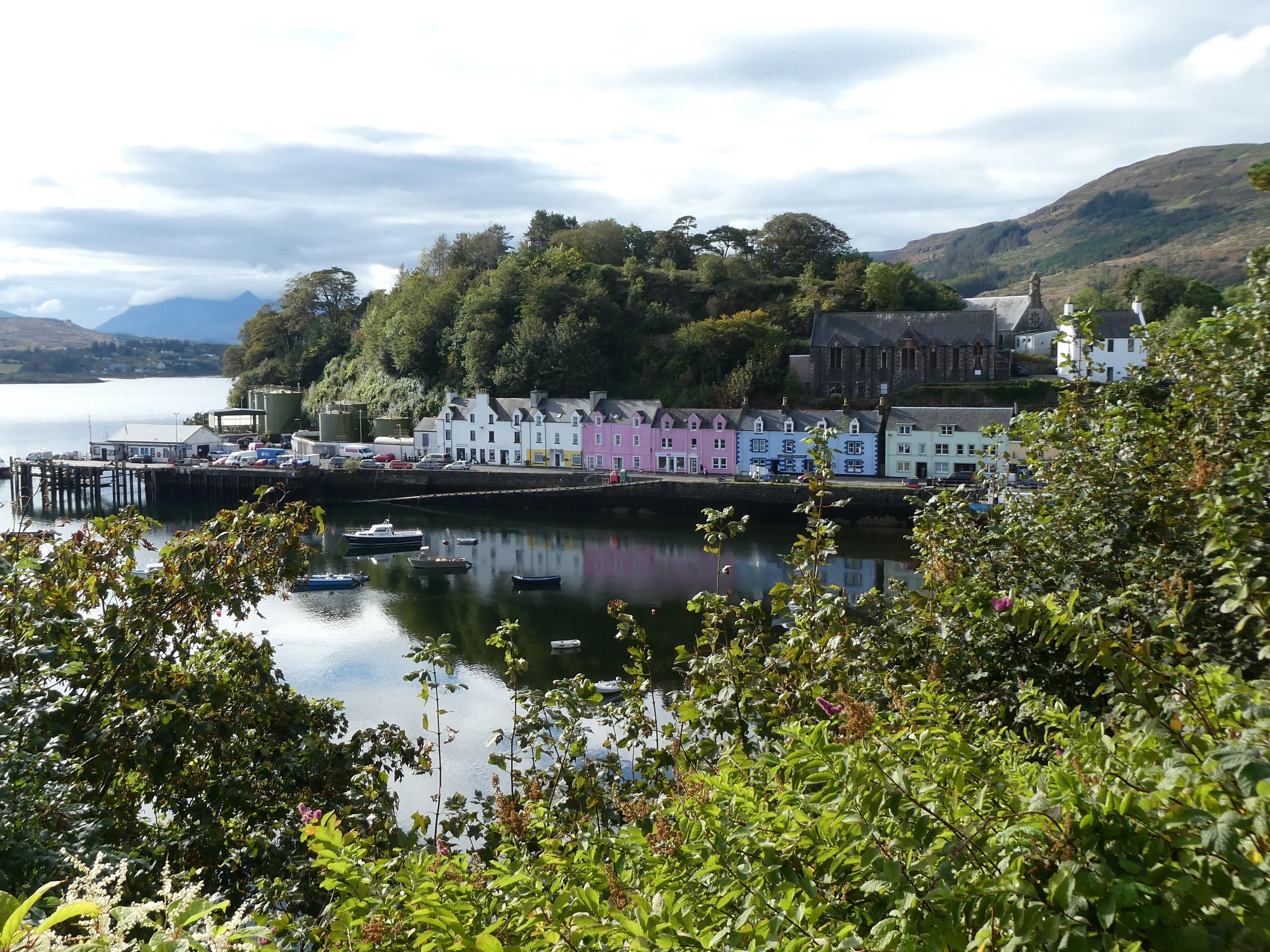 Lovely colourful houses of Portree on the Isle of Skye, Scottish Highlands 🏴󠁧󠁢󠁳󠁣󠁴󠁿🏴󠁧󠁢󠁳󠁣󠁴󠁿🏴󠁧󠁢󠁳󠁣󠁴󠁿