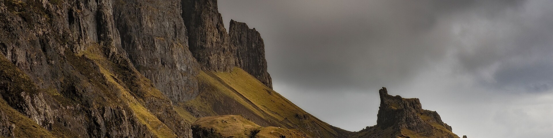 An exceptional landscape to visit. This shot was taken on a very wet and windy day which kind of suits the landscape. Conditions change every 5 mins almost.
A stunning location and highly recommended. Visit the Isle of Skye.
Location best suited for early morning sunrise.