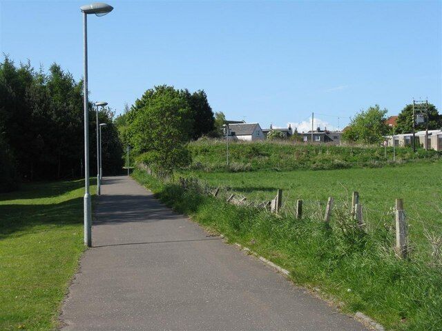Footpath at Uphall A path joining newer housing on the south side of the Brox Burn with the main village on the north.