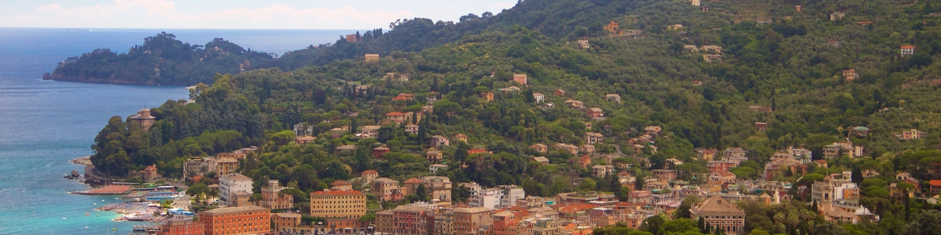 Portofino caracterizando uma cidade, uma baía ou porto e paisagens litorâneas