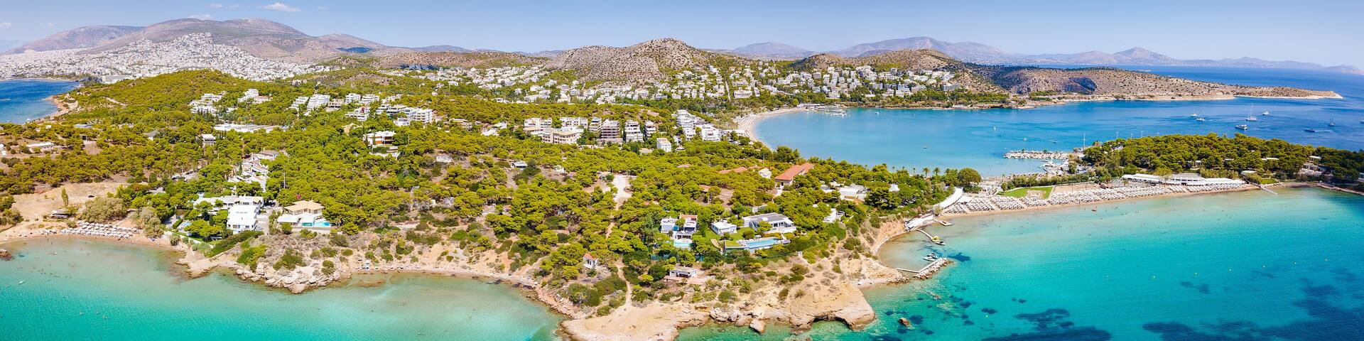 Luftaufnahme der Athens Riviera mit türkisem Meer und feinen Sandstränden im Bezirk Vouliagmeni, Griechenland