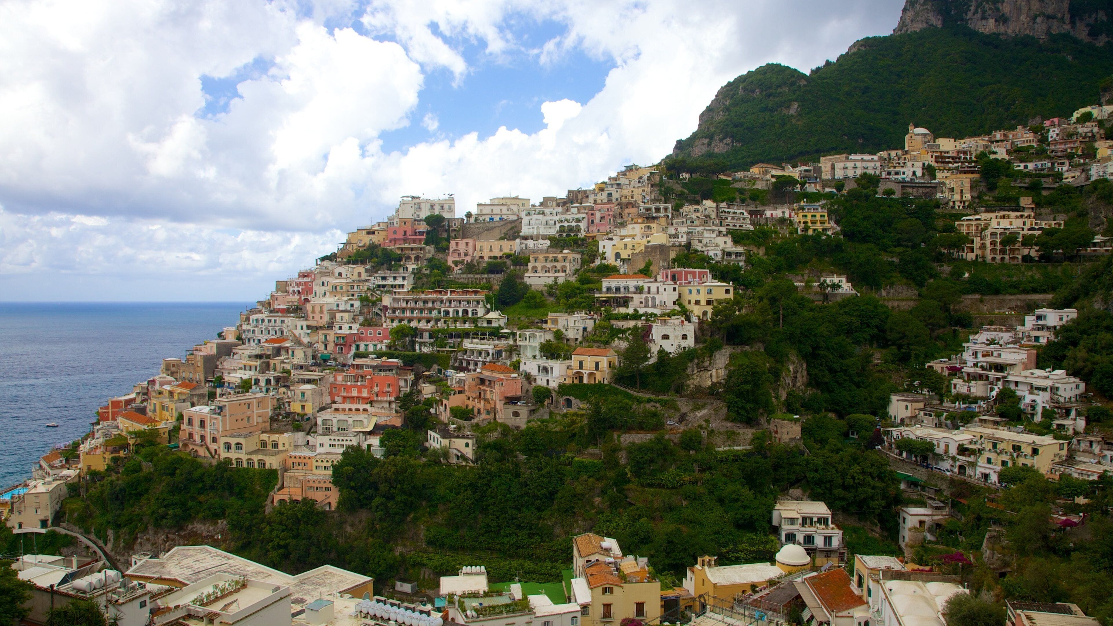 Positano mostrando montañas, una ciudad costera y una ciudad