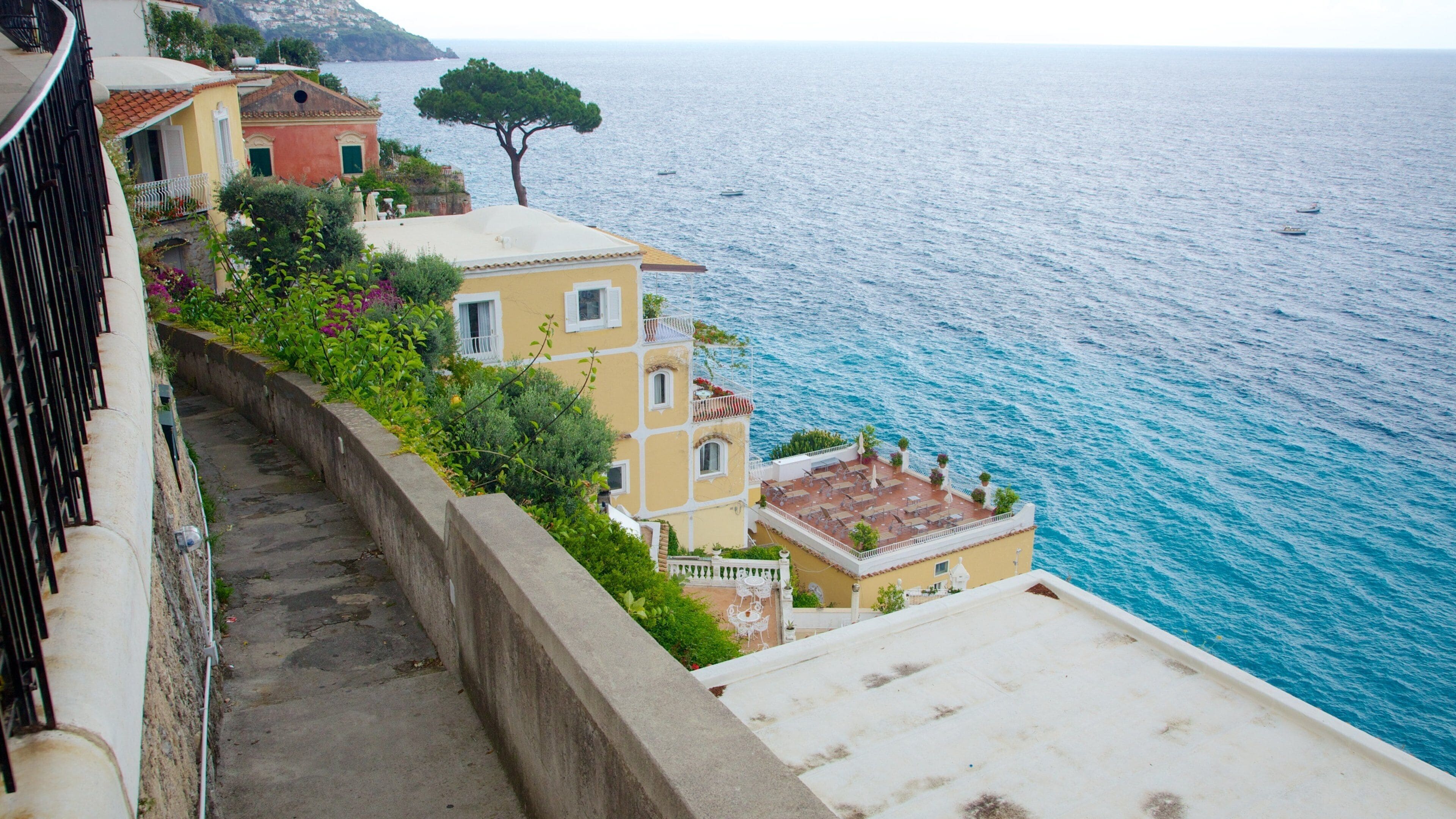 Positano ofreciendo una ciudad costera y vistas generales de la costa
