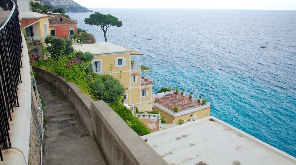 Positano ofreciendo una ciudad costera y vistas generales de la costa