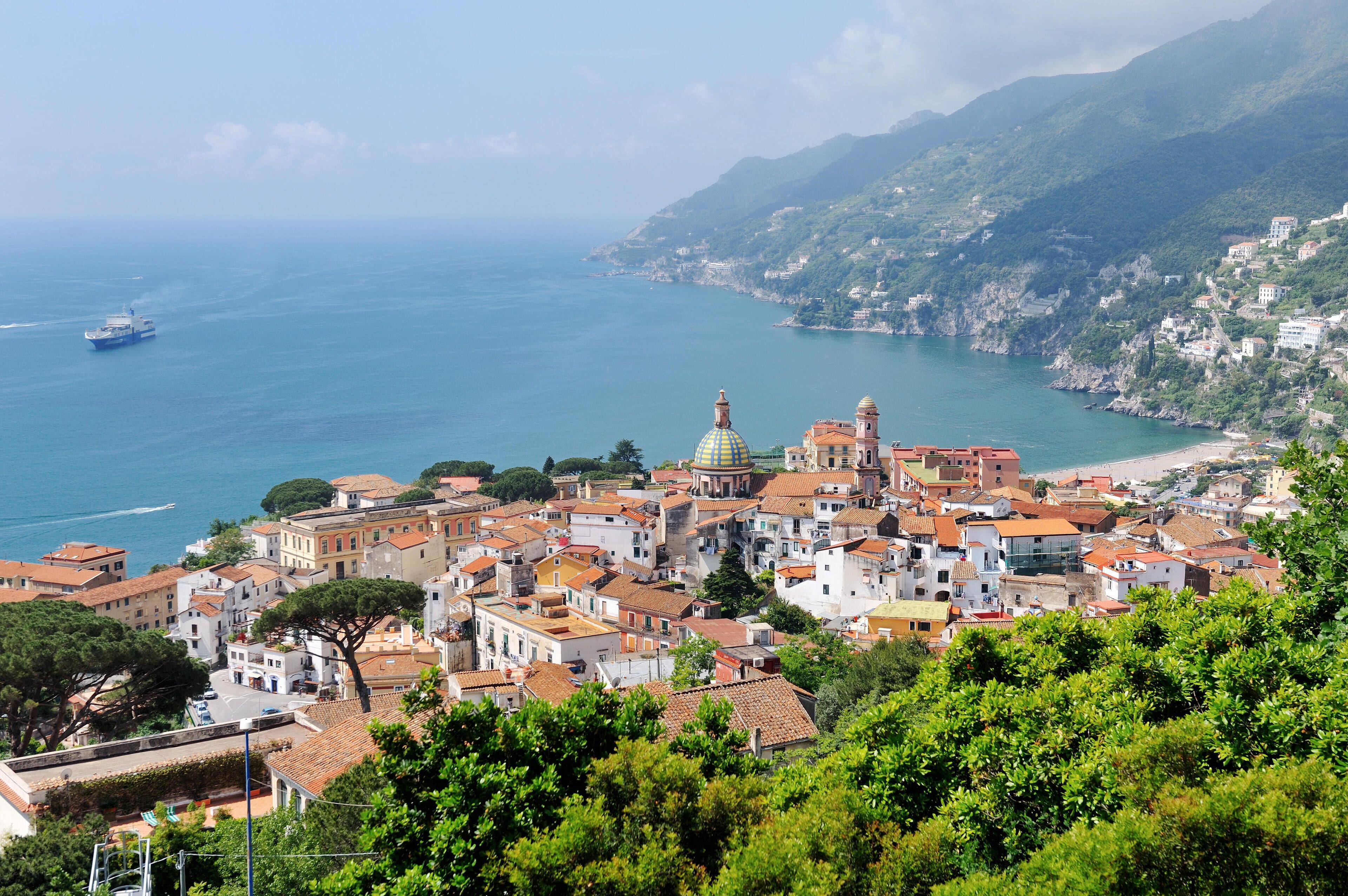 P96JGX Panoramic view of Vietri sul Mare, the first town on the Amalfi Coast, with the Gulf of Salerno, province of Salerno, Campania, southern Italy