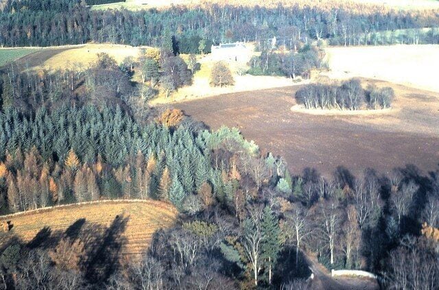 Helicopter approach to Raemoir House Hotel (1982) The Banchory/Torphins road junction is at bottom right.
