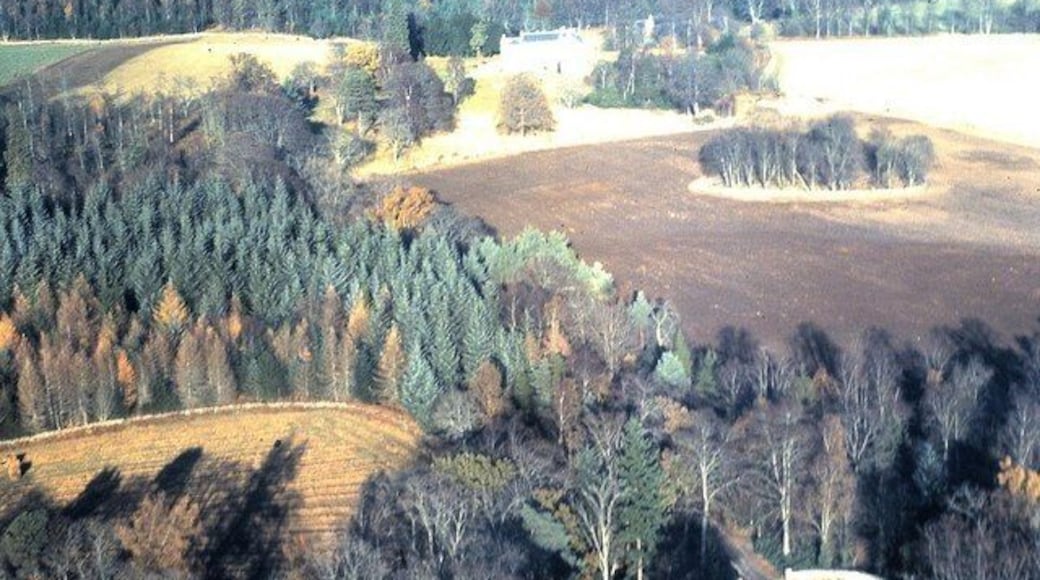 Helicopter approach to Raemoir House Hotel (1982) The Banchory/Torphins road junction is at bottom right.