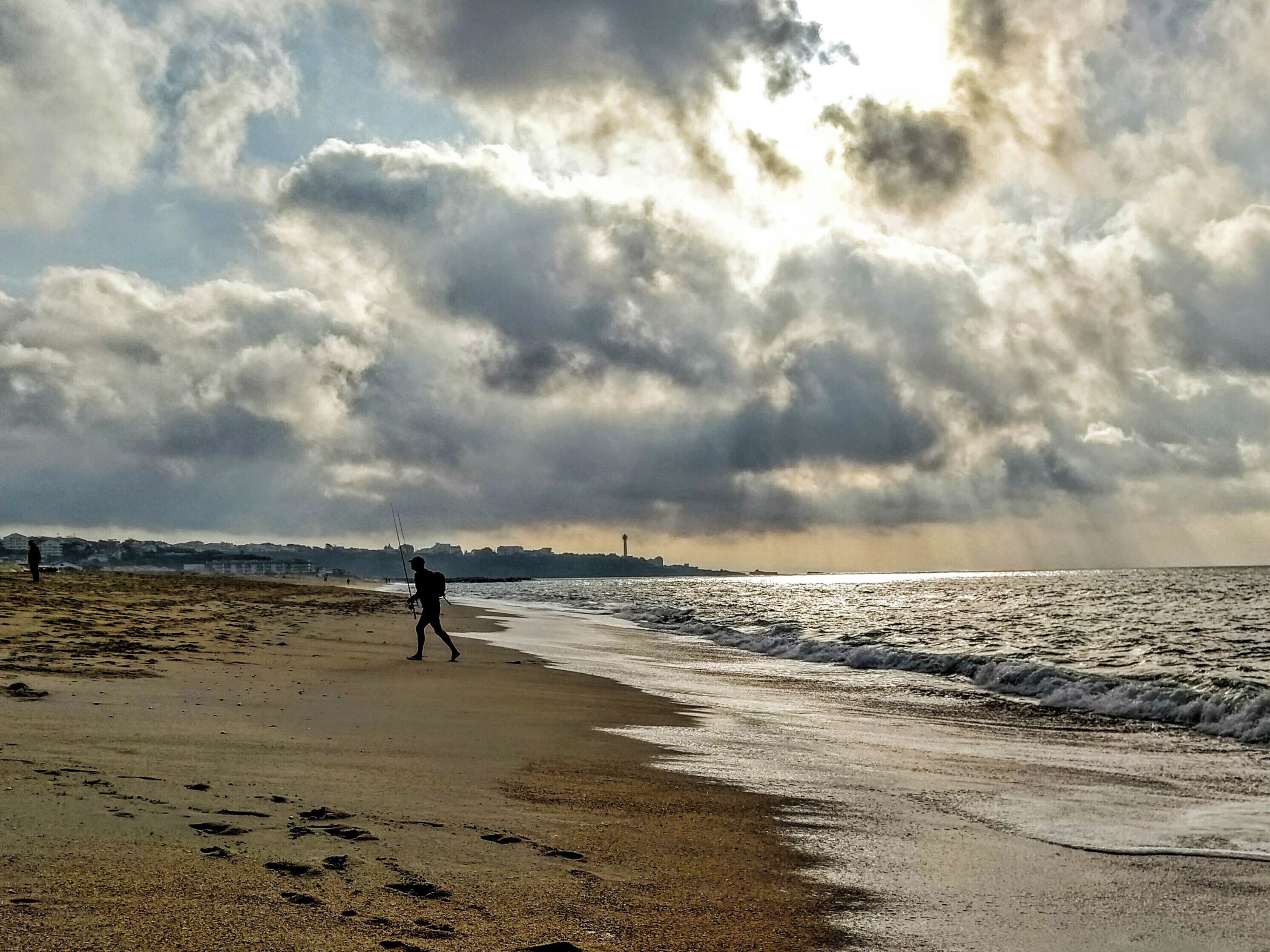 The beaches located at Anglet
distinctive beaches spread over 4.5 km of fine sand. The Petite Chambre d'Amour beach has a great view of the lighthouse.. The Sables d’Or is an urban beach and Marinella beach are more cosmopolitan, La Madrague and La Petite Madrague with the Océan beach, more difficult to get to, with a little more of wilderness. Further, Les Dunes beach is bordered and Les Cavaliers beach where surfers compete and train. La Barre beach is a calm spot.