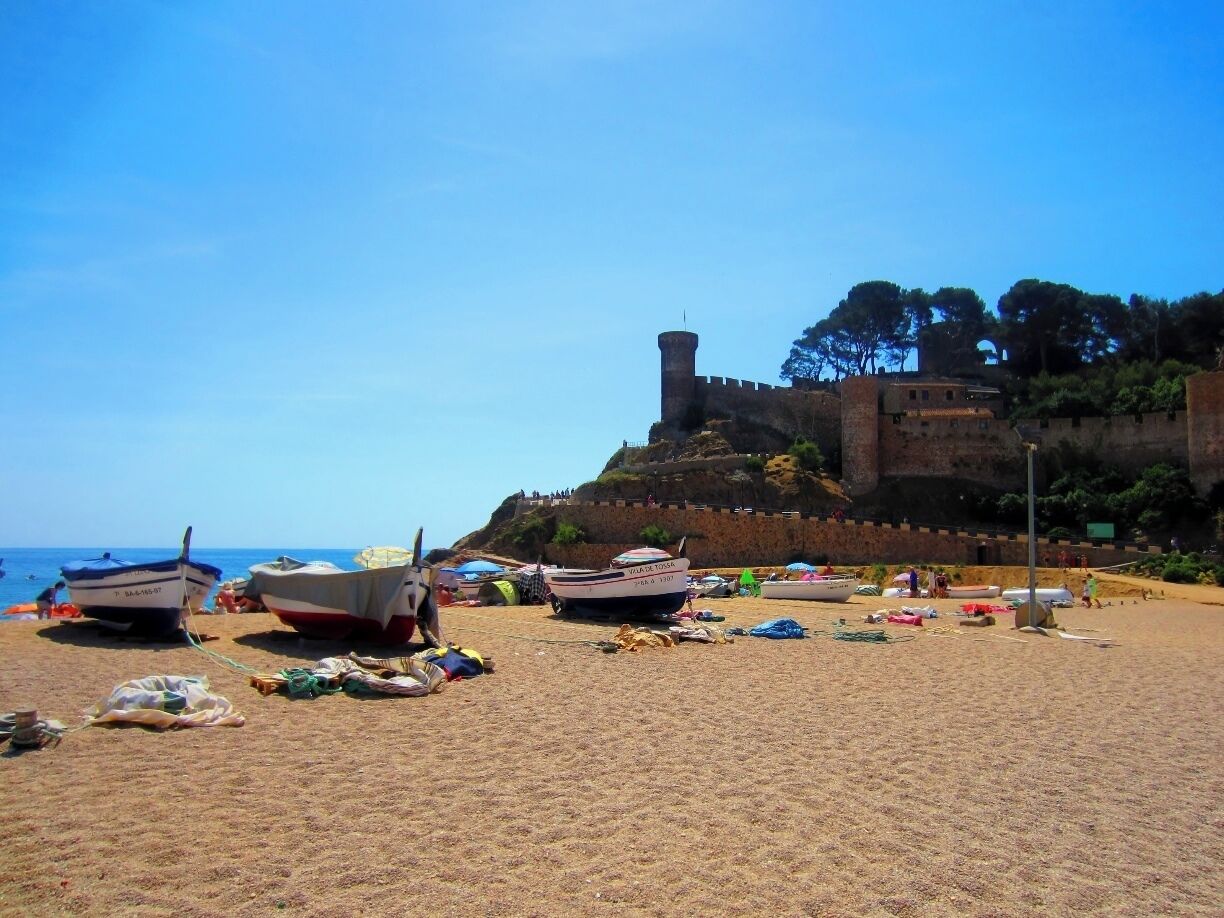Gorgeous beach here with clean white sand and turquoise water over looking Castillo de Tossa de Mar, an old castle which is remarkably well preserved. There are several restaurants and shops up there as well. The views are incredible.