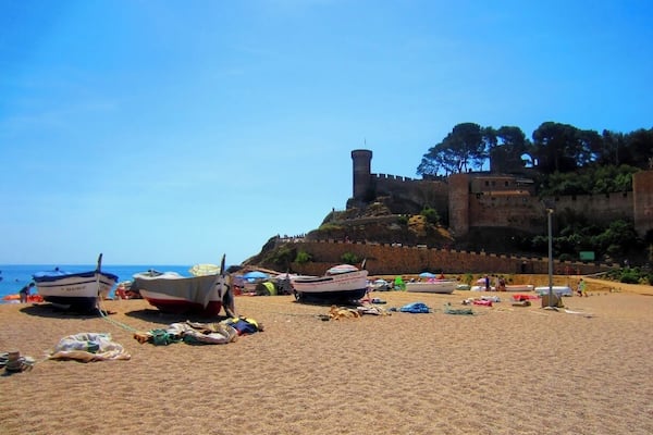 Gorgeous beach here with clean white sand and turquoise water over looking Castillo de Tossa de Mar, an old castle which is remarkably well preserved. There are several restaurants and shops up there as well. The views are incredible.
