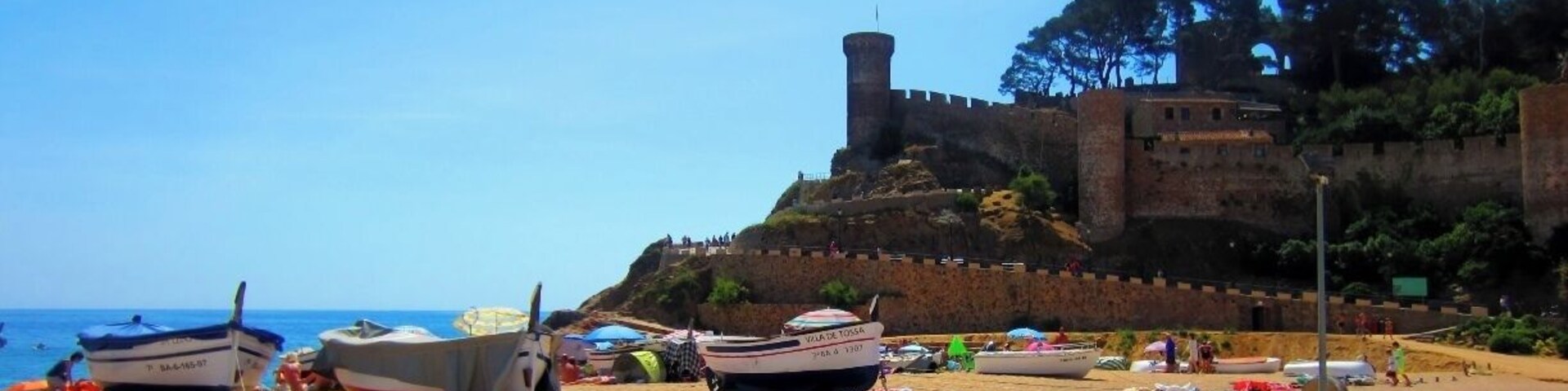 Gorgeous beach here with clean white sand and turquoise water over looking Castillo de Tossa de Mar, an old castle which is remarkably well preserved. There are several restaurants and shops up there as well. The views are incredible.