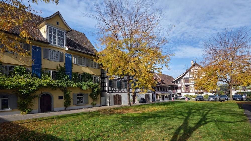 Herbst auf dem Dorfplatz in Gottlieben, Schweiz