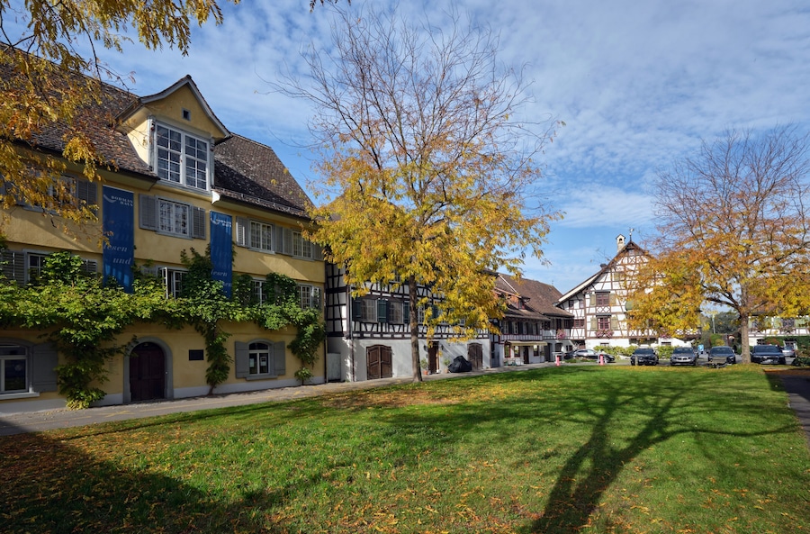 Herbst auf dem Dorfplatz in Gottlieben, Schweiz