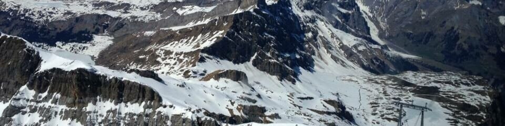 Cordillera nevada con un telesilla.