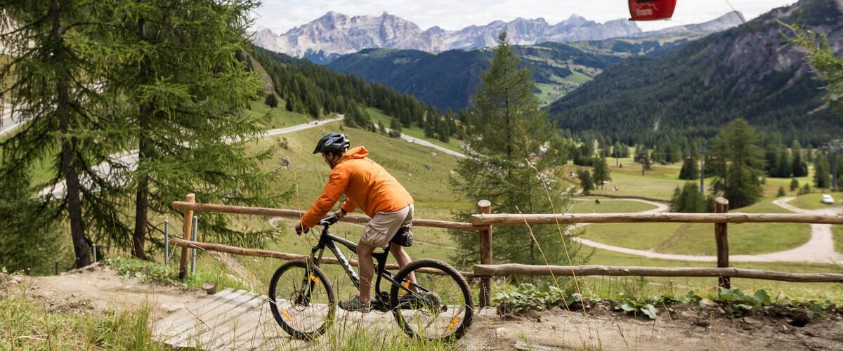 Corvara das einen ruhige Szenerie, Fahrradfahren und Gondel
