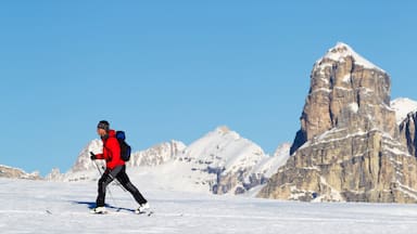Corvara mit einem Schneeschuhlaufen, Schnee und Berge