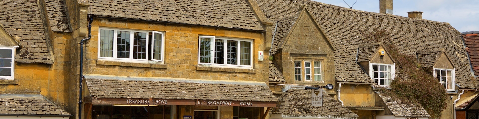 Broadway featuring markets and heritage elements