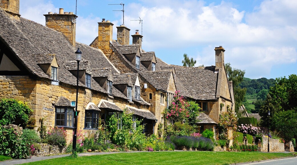 Cotswold cottages, Broadway © Arena Photo UK