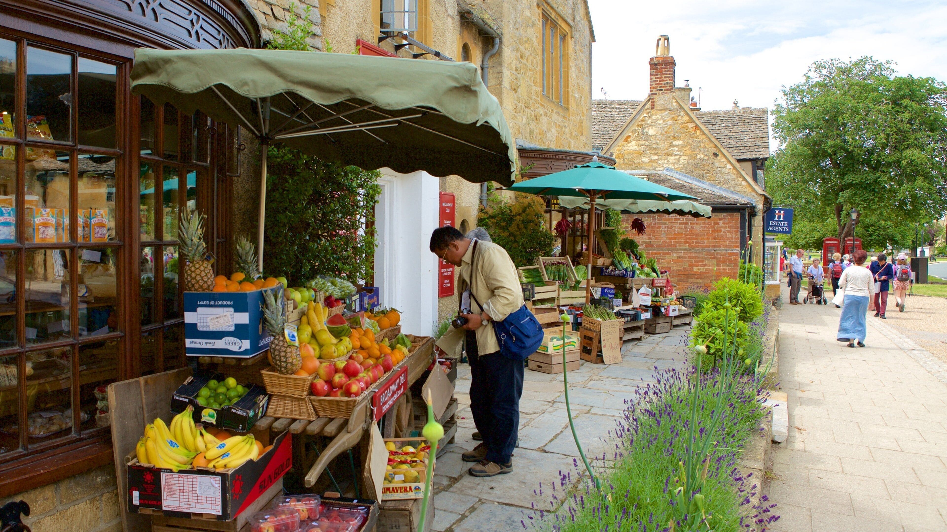 Broadway som inkluderer mat, gatescener og marked