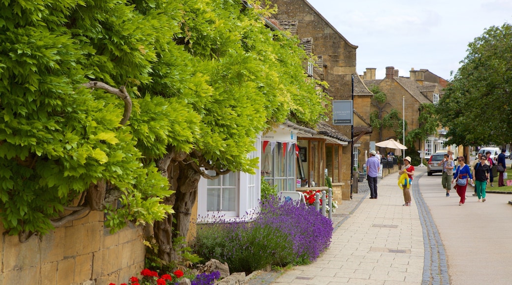 ブロードウェイ どの含み ストリート シーン と 小さな町あるいは村