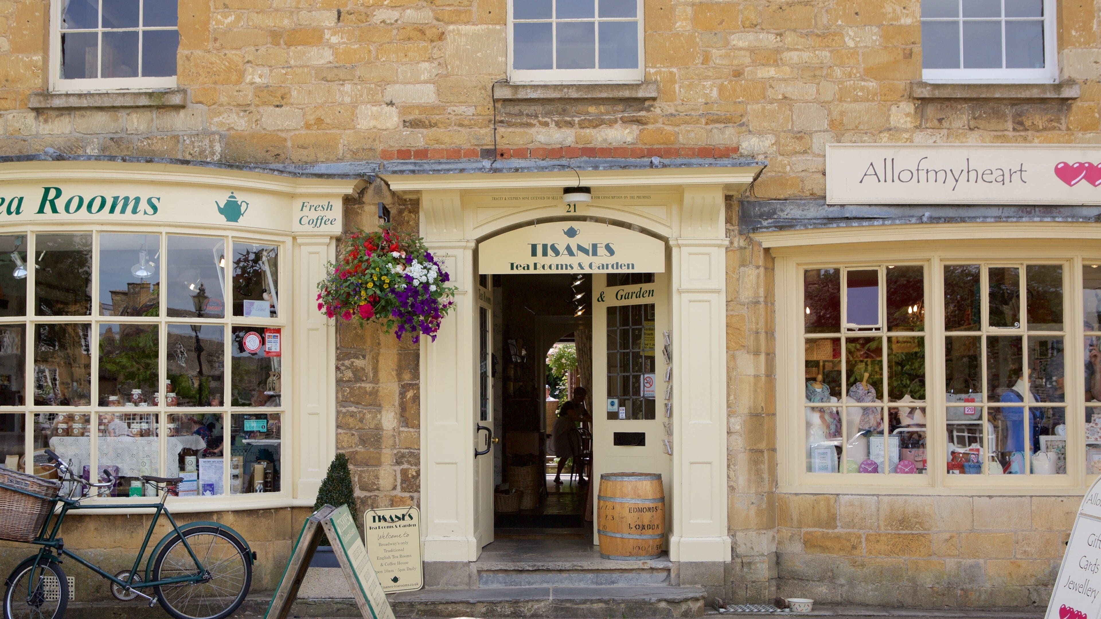 브로드웨이 을 보여주는 신호 과 카페 라이프스타일