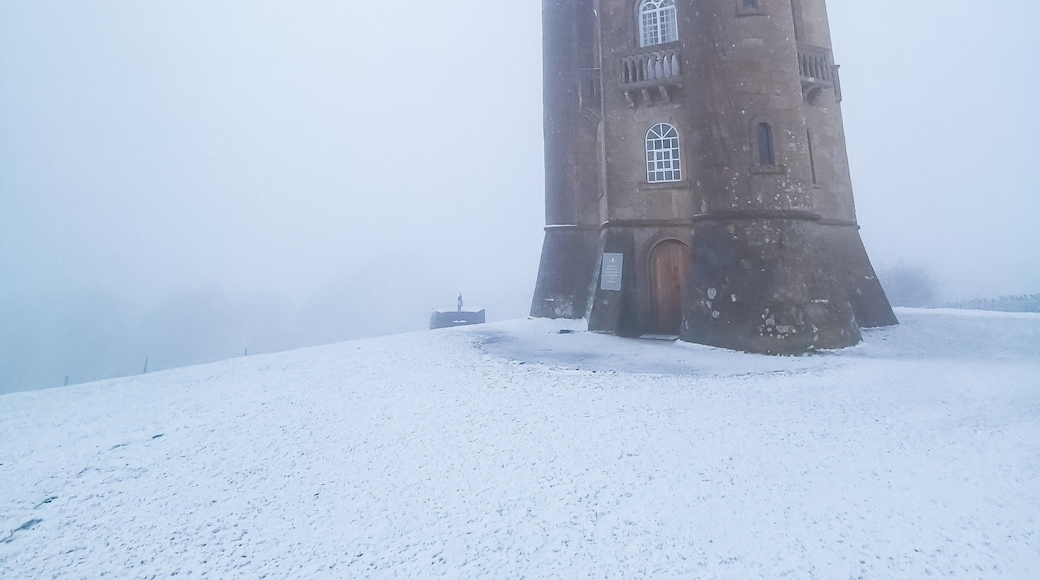 The highest castle in the cotswolds. I was lucky that the snow not only provided a magical backdrop, but also ensured I was the only one daft enough to drive up the hill in that weather. #lifeatexpedia #cotswolds#visitbritain #snow #castle