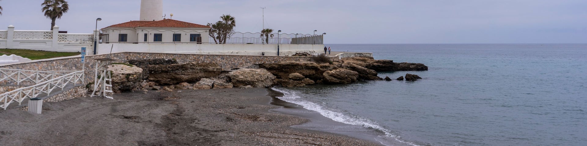 Faro de Torrox en un día gris en la provincia de Málaga, España