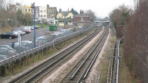 Central Line railway in Buckhurst Hill The railway lines sweep up towards Buckhurst Hill station before dropping and swinging right. This view was taken from the footbridge to the south of the station. The cream building with green facings is the Railway Tavern.