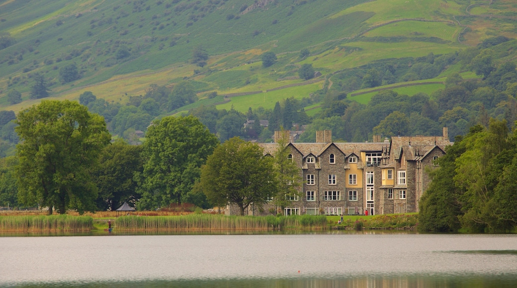 Grasmere che include paesaggi rilassanti, castello o palazzo e lago o sorgente d\'acqua