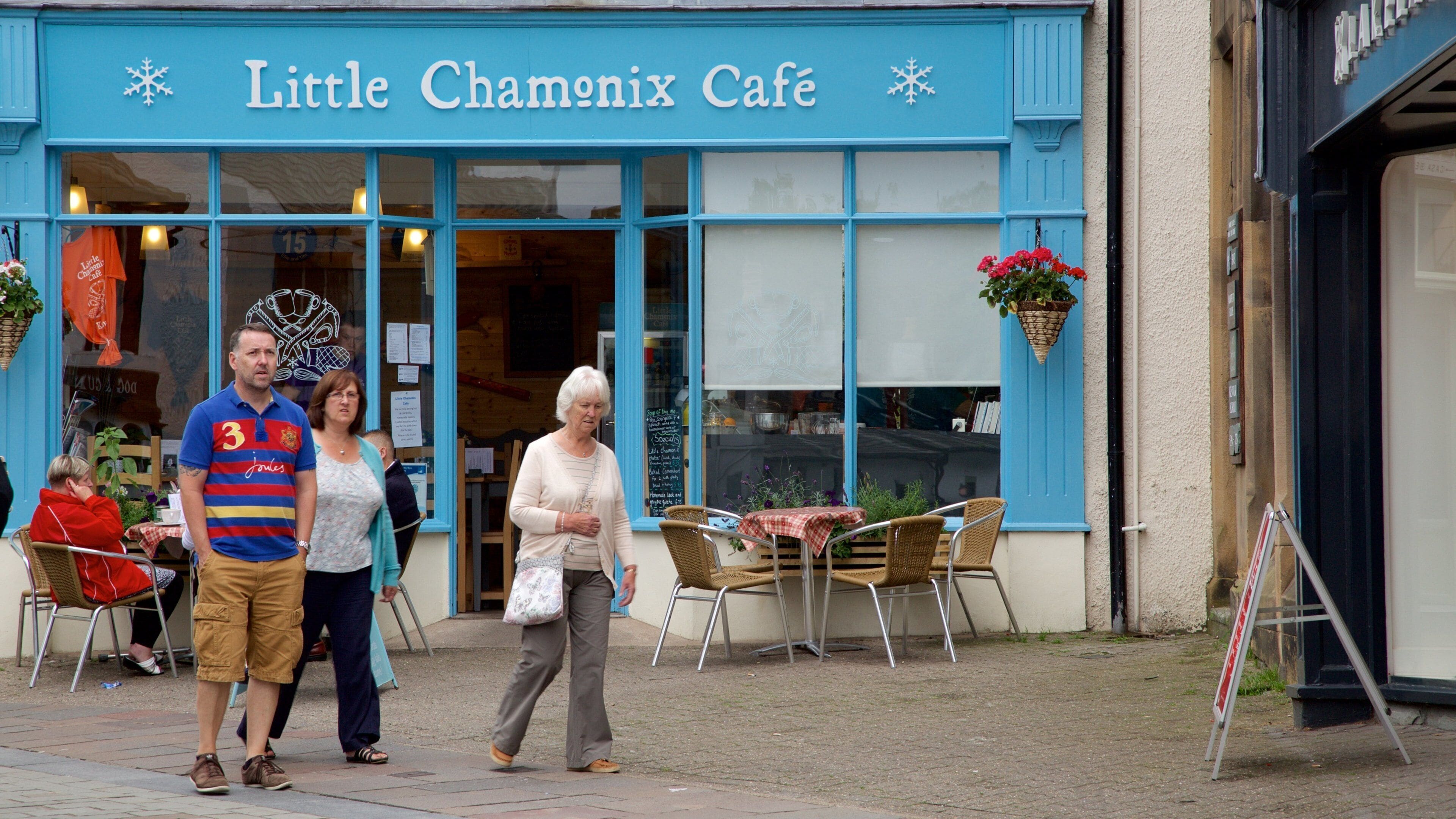 Keswick ofreciendo señalización, estilo de vida de café y una pequeña ciudad o pueblo