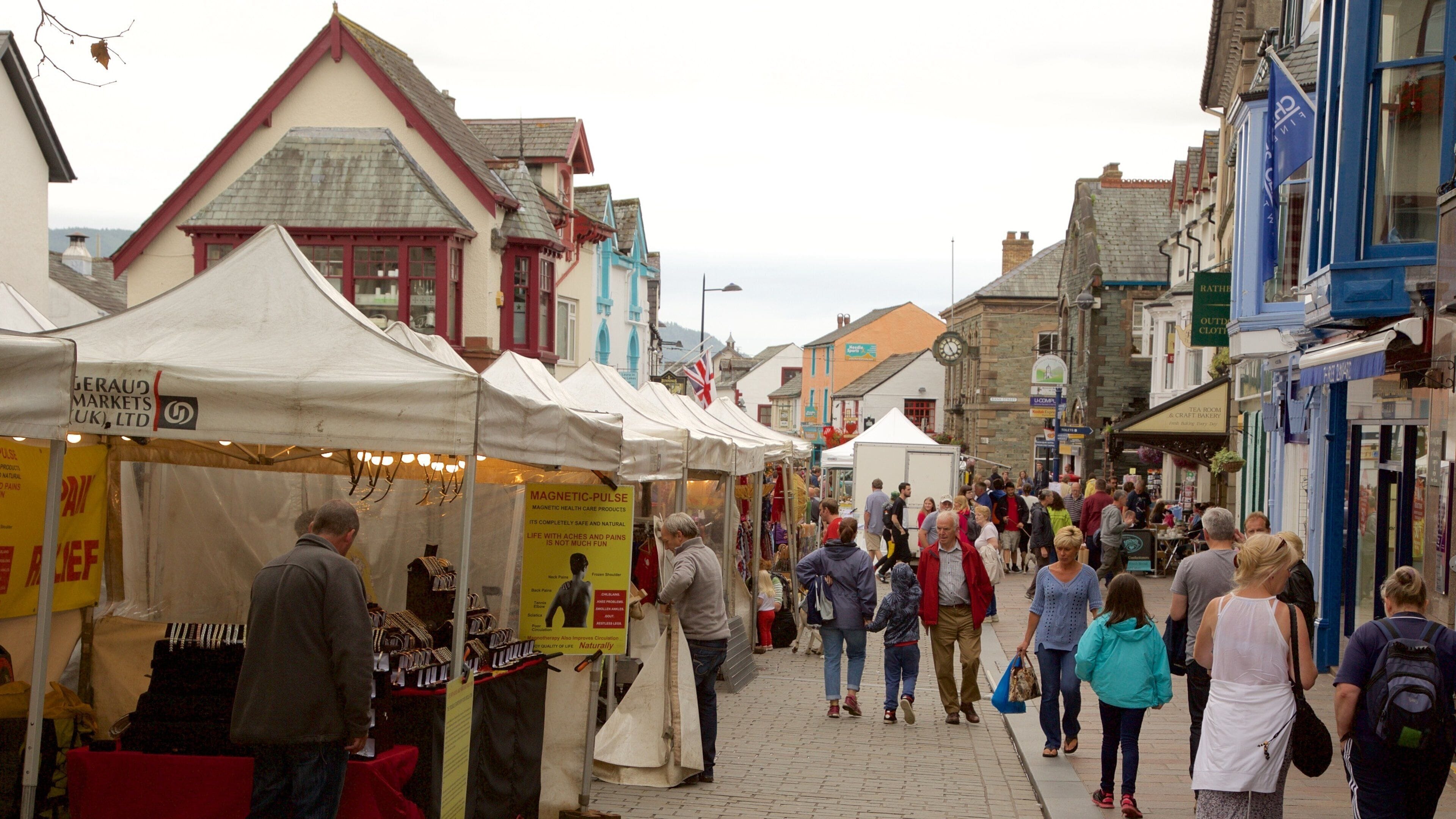 Keswick ofreciendo mercados y escenas urbanas y también un gran grupo de personas