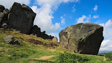 Paisagem rochosa com grandes pedras e um céu azul límpido.