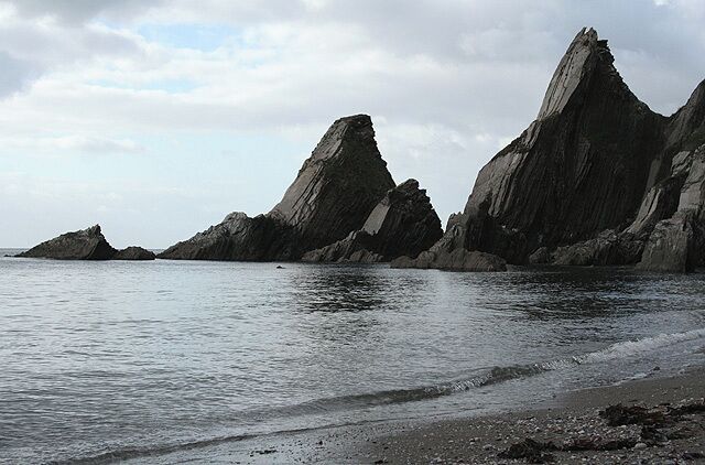 Kingston: Westcombe Beach Offshore rocks of Dartmouth slate