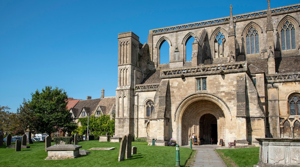 Malmesbury, Wiltshire, England, UK. 2020. The exterior of the 12th century Malmesbury Abbey and graveyard.