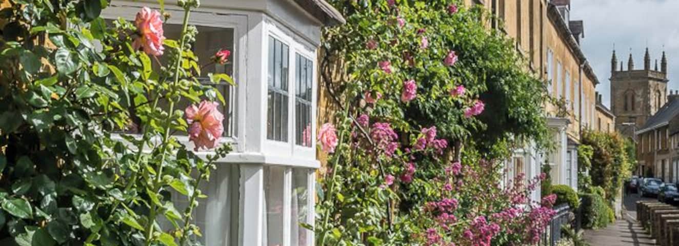 Hill View. Early 19th Century cottage on High Street. Grade II listed.