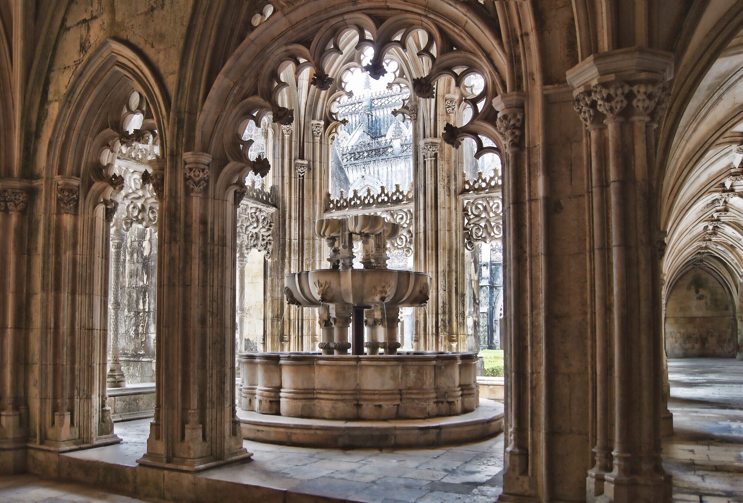 #BatalhaMonastery #Batalha #Portugal

O Mosteiro da Batalha é um convento Dominicano na região central de Portugal. Foi construído para comemorar  a vitória na Batalha de Aljubarrota em 1385. É um belo exemplo da Arquitetura Gótica Tardia em Portugal entremeado com o Estilo Manuelino.

É Património Mundial pela UNESCO desde 1983.