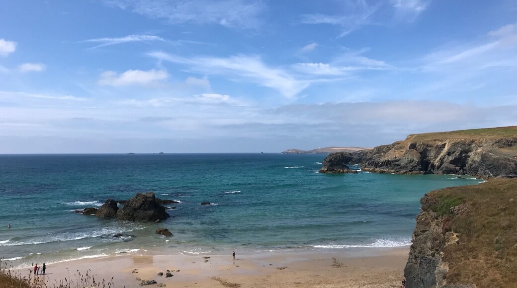 Porthcothan Bay, Cornwall is a lovely sandy beach which opens out at low tide.
Such a great place to take the family, for a fun day out on the beach.
If you follow the UK coastal path, youâll see signs to the nearby cafe which has great snacks, coffees, ice creams & local produce & supplies itâs handy if youâre camping or have accommodation nearby. Porthcothan Bay is fun for all ages!