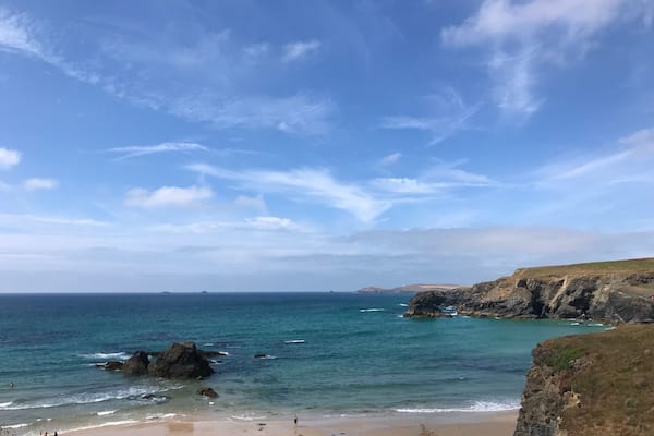 Porthcothan Bay, Cornwall is a lovely sandy beach which opens out at low tide.
Such a great place to take the family, for a fun day out on the beach.
If you follow the UK coastal path, you’ll see signs to the nearby cafe which has great snacks, coffees, ice creams & local produce & supplies it’s handy if you’re camping or have accommodation nearby. Porthcothan Bay is fun for all ages!