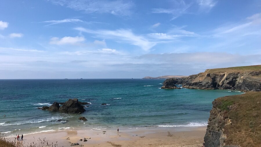 Porthcothan Bay, Cornwall is a lovely sandy beach which opens out at low tide.
Such a great place to take the family, for a fun day out on the beach.
If you follow the UK coastal path, you’ll see signs to the nearby cafe which has great snacks, coffees, ice creams & local produce & supplies it’s handy if you’re camping or have accommodation nearby. Porthcothan Bay is fun for all ages!