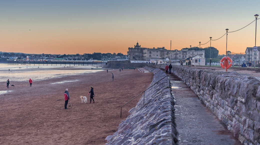 Lovely place for a sunset walk after which you can warm up at The Boathouse.
#gooutdoors #uk #britain #england #walk #light #beach #seaside #coastline #sunset #instone #perspectives