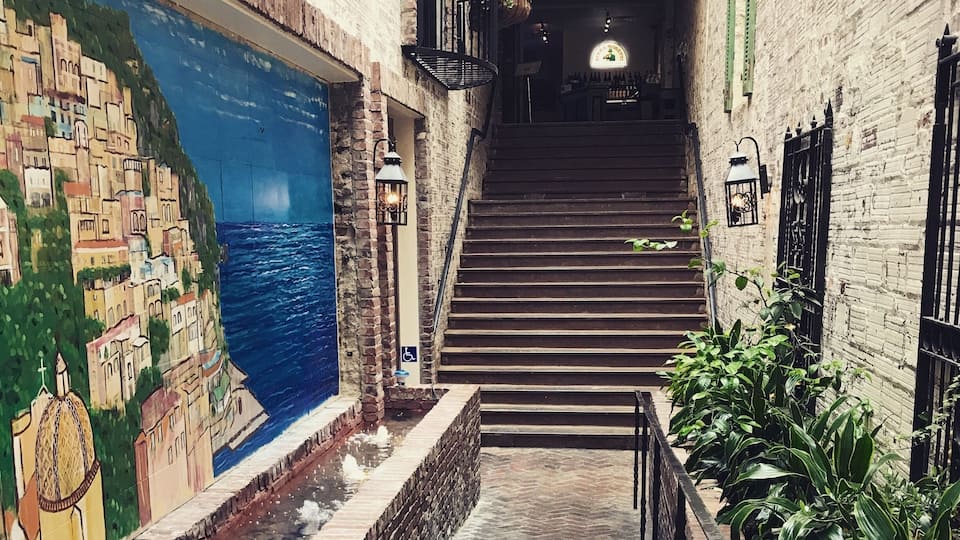 What may look like a hole in the wall outside, but really has the most elaborate entryway inside... as well as some of the best pizza in Atlanta #LikeALocal
#atlanta #georgia #amalfipizza