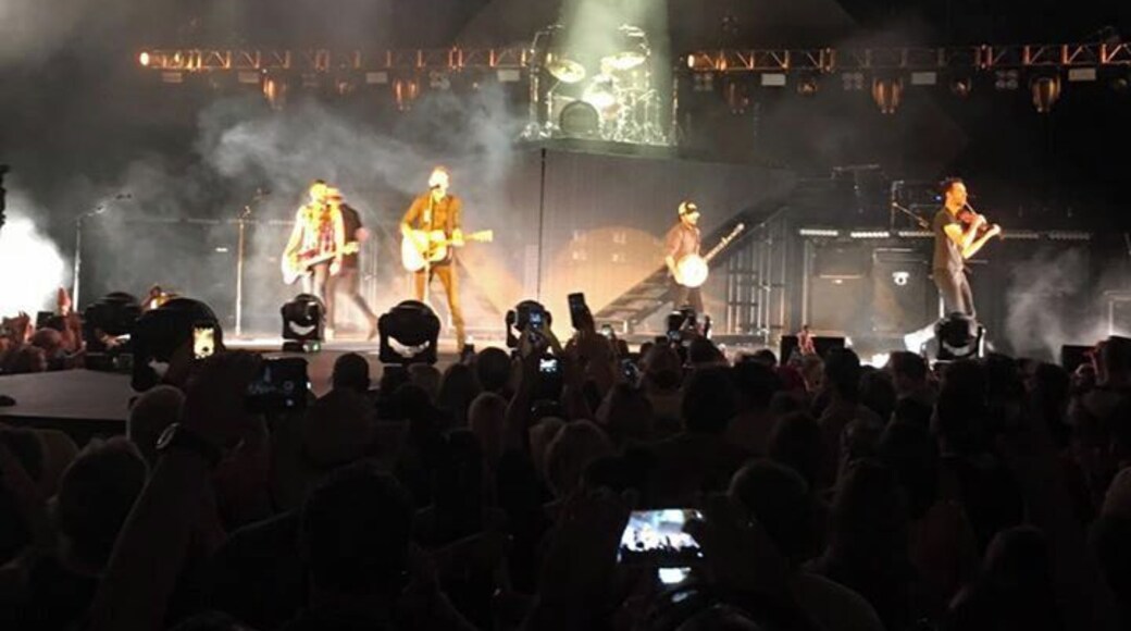 Dierks Bentley doing his thang