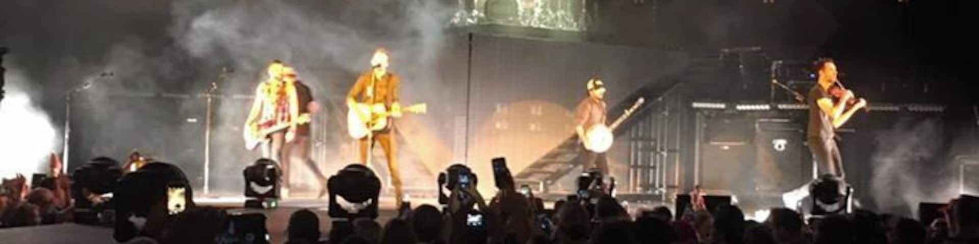 Dierks Bentley doing his thang