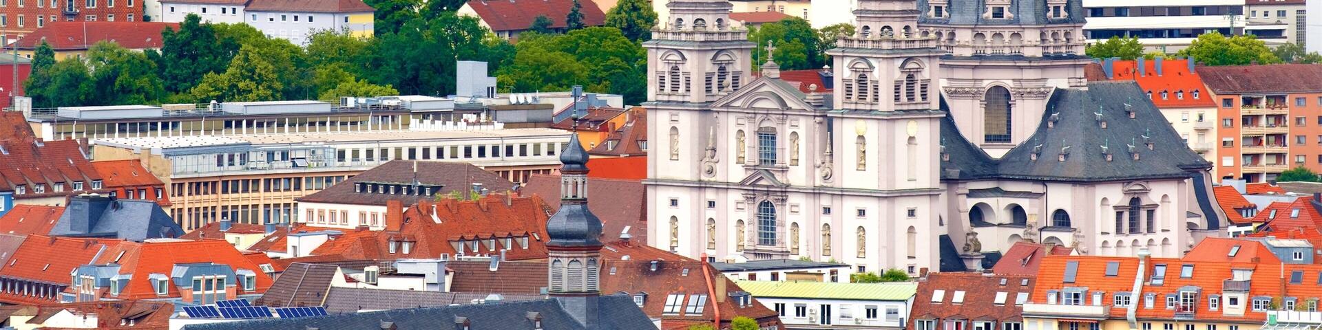 WĂŒrzburg som visar historiska element och en stad