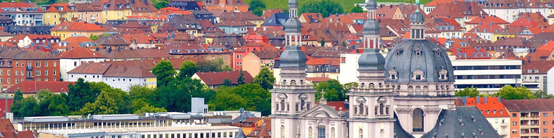 Paisagem urbana com uma catedral imponente e edifícios ao redor.