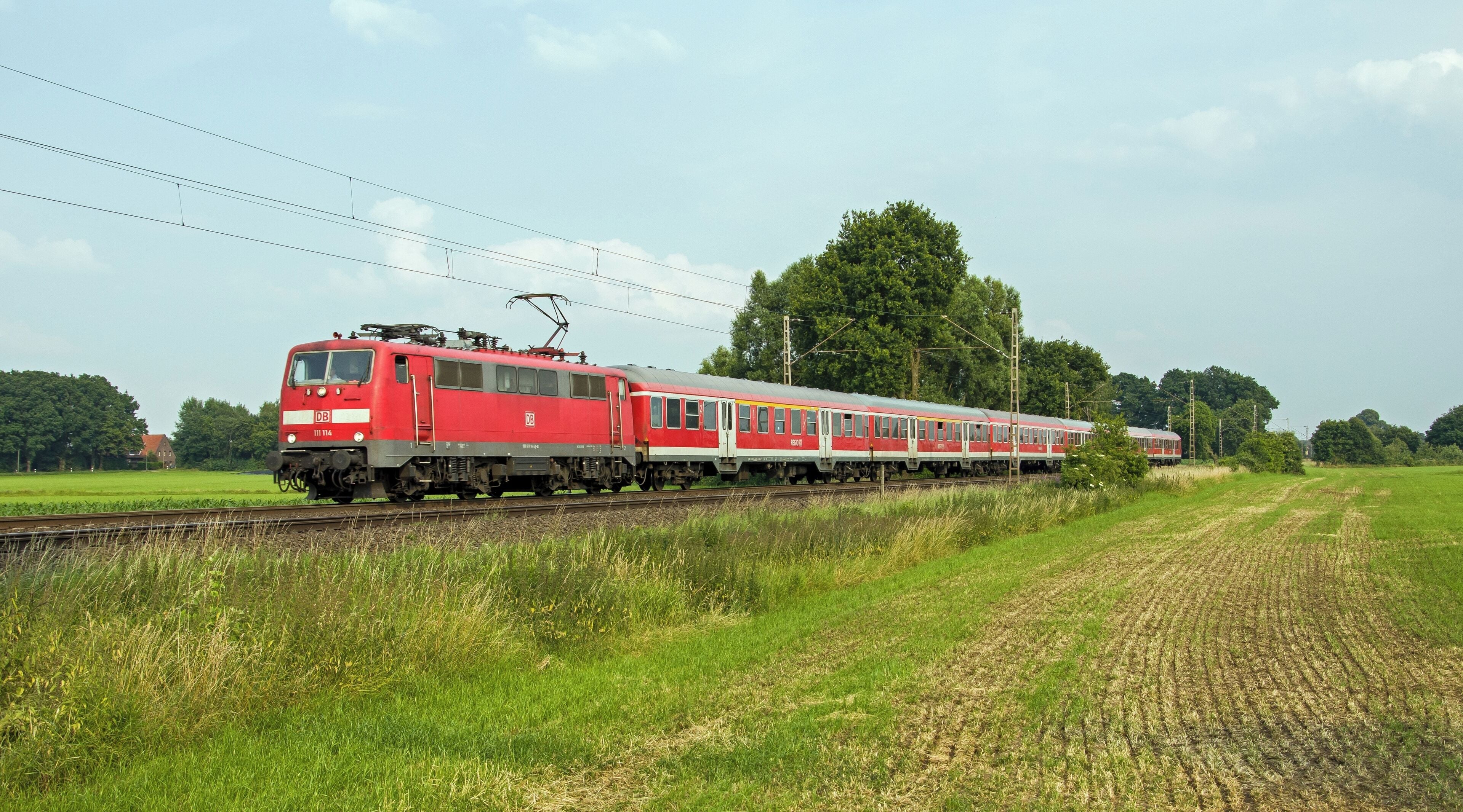 Bij Mehrhoog komt aan het einde van de avondspits DB 111 114 met de RB35 in de richting van Emmerich