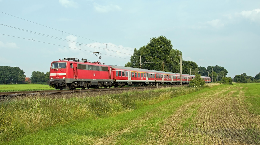 Bij Mehrhoog komt aan het einde van de avondspits DB 111 114 met de RB35 in de richting van Emmerich
