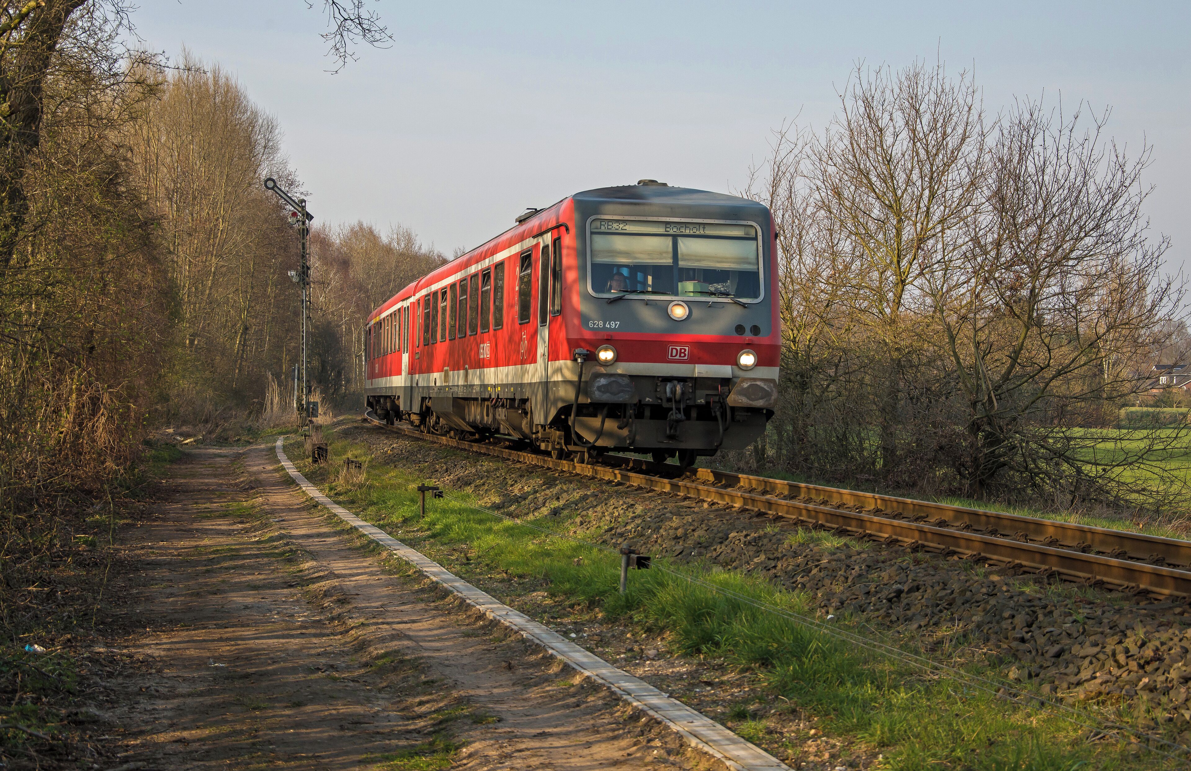 Als RB 32 rijdt DB treinstel 628 497 een uursdienst tussen Bocholt en Wesel. In de volksmond ook wel de Bocholter genoemd. De spoorlijn is nog voorzien van traditionele beveiliging.
