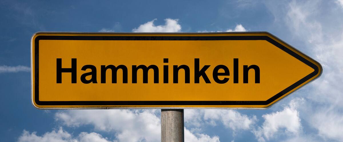 A directional sign with the word "Hamminkeln" pointing to the right.
