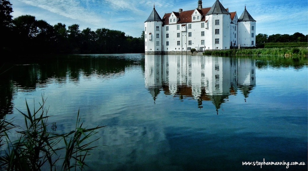 Schloss Glucksburg is a castle in northern Germany very close to the border with Denmark, construction of which was completed in 1587 on the site of a former monastery.
The castle is completely surrounded by water except for the entry road and makes a wonderful photogenic subject with it high white washed walls, red roof, corner towers and the reflections in the water.
We didn't go inside through due to the time we had available, unfortunately. The admission price was €8 per person and parking €2 for three hours out the front. #blue
#bestof5